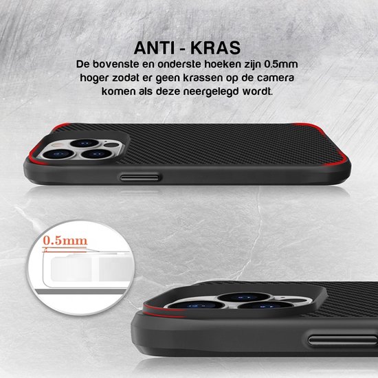 Zwart carbon fiber hoesje met rode accenten op de hoeken, omringt een iPhone 13 Pro. Close-up van verhoogde randen.