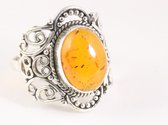 Opengewerkte zilveren ring met amber - maat 19