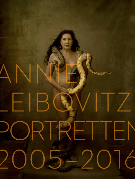 Portret van een vrouw met slangen om haar lichaam, met tekst 'ANNIE LEIBOVITZ PORTRETTEN 2005-2016'.
