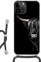 Geschikt voorApple Iphone 14 Pro Max - Crossbody Case - Schotse hooglander - Koeien - Goud - Siliconen - Crossbody - Backcover met Koord - Telefoonhoesje met koord - Hoesje met touw
