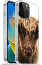 Geschikt voorApple Iphone 14 Pro - Softcase hoesje - Schotse Hooglander - Koe - Gras - Dieren - Natuur - Siliconen Telefoonhoesje