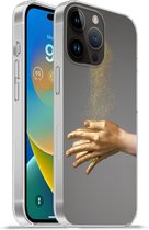 Geschikt voorApple Iphone 14 Pro - Softcase hoesje - Vrouw met goud geverfde handen en een wolk van glitters - Siliconen Telefoonhoesje