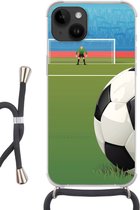 Geschikt voorApple Iphone 14 - Crossbody Case - Een illustratie van een voetbal op het veld in het stadion - Jongens - Meiden - Kids - Siliconen - Crossbody - Backcover met Koord - Telefoonhoesje met koord - Hoesje met touw