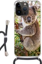 Geschikt voorApple Iphone 14 Pro - Crossbody Case - Koala - Bladeren - Takken - Kinderen - Jongens - Meiden - Siliconen - Crossbody - Backcover met Koord - Telefoonhoesje met koord - Hoesje met touw