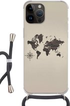 Geschikt voorApple Iphone 14 Pro Max - Crossbody Case - Wereldkaart - Hout - Bruin - Siliconen - Crossbody - Backcover met Koord - Telefoonhoesje met koord - Hoesje met touw