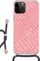 Geschikt voorApple Iphone 14 Pro Max - Crossbody Case - Krokodillenleer - Dierenprint - Roze - Siliconen - Crossbody - Backcover met Koord - Telefoonhoesje met koord - Hoesje met touw