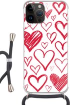 Geschikt voorApple Iphone 14 Pro Max - Crossbody Case - Een illustratie met verschillende hartjes op een witte achtergrond - Siliconen - Crossbody - Backcover met Koord - Telefoonhoesje met koord - Hoesje met touw