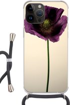 Geschikt voorApple Iphone 14 Pro Max - Crossbody Case - Close-up van een paarse Klaproos - Siliconen - Crossbody - Backcover met Koord - Telefoonhoesje met koord - Hoesje met touw