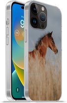 Telefoonhoesje Geschikt voorApple Iphone 14 Pro hoesje - Paard - Lucht - Gras - Siliconen Telefoonhoesje