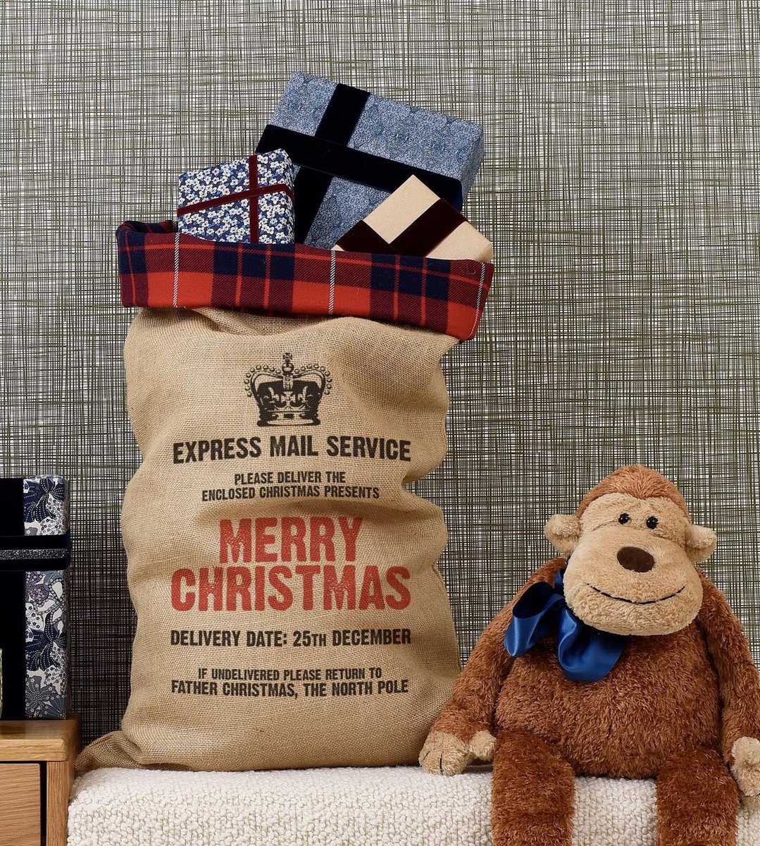 Exclusieve Kerstzak 'Express Mail Service' met Tartan band van Harrow and Green.