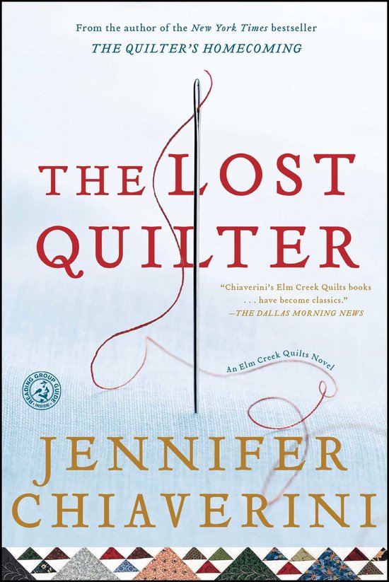 Couverture de livre intitulée 'THE LOST QUILTER' en lettres rouges, avec une aiguille et du fil rouge, et le nom de l'auteur JENNIFER CHIAVERINI.