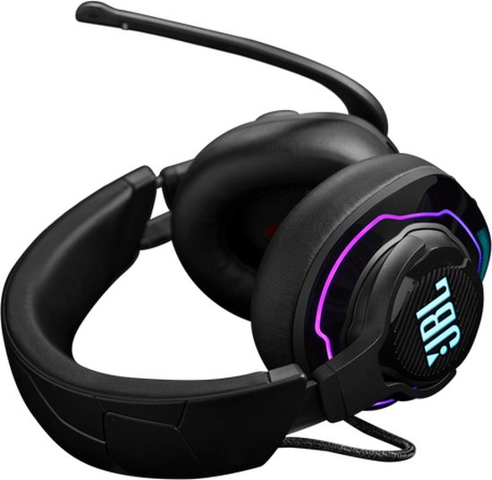 Zwarte JBL Quantum gaming headset met paarse en blauwe LED-verlichting op de oorschelpen, enigszins gedraaid.