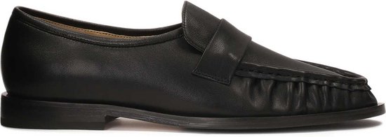 Black half-shoes with a striking crease on the front