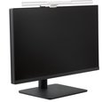 Zilverwitte BenQ Screenbar Pro monitorlamp boven een zwart computerscherm, schuin van voren gefotografeerd.