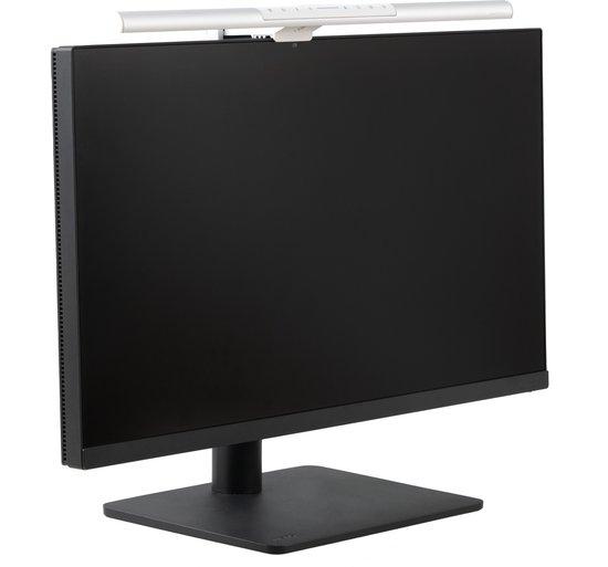 Zilverwitte BenQ Screenbar Pro monitorlamp boven een zwart computerscherm, schuin van voren gefotografeerd.