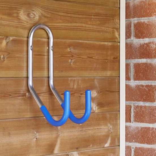 Zilverkleurige dubbele haak met blauwe uiteinden aan een houten wand.