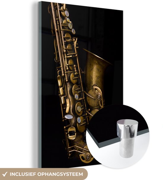 MuchoWow® Glasschilderij 80x120 cm - Schilderij acrylglas - Close-up van een oude saxofoon - Foto op glas - Schilderijen