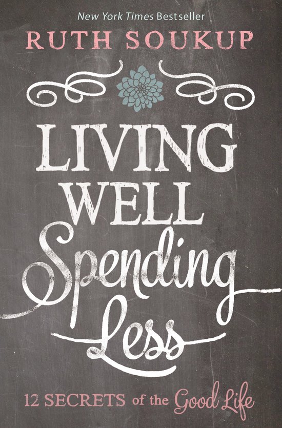 Boek "Living Well, Spending Less" van Ruth Soukup. Tekst op een krijtbord met decoratieve krullen en bloem.