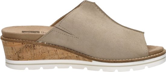 Zijaanzicht van beige suède slipper met open teen en kurken sleehak. Zacht suède bovenwerk.