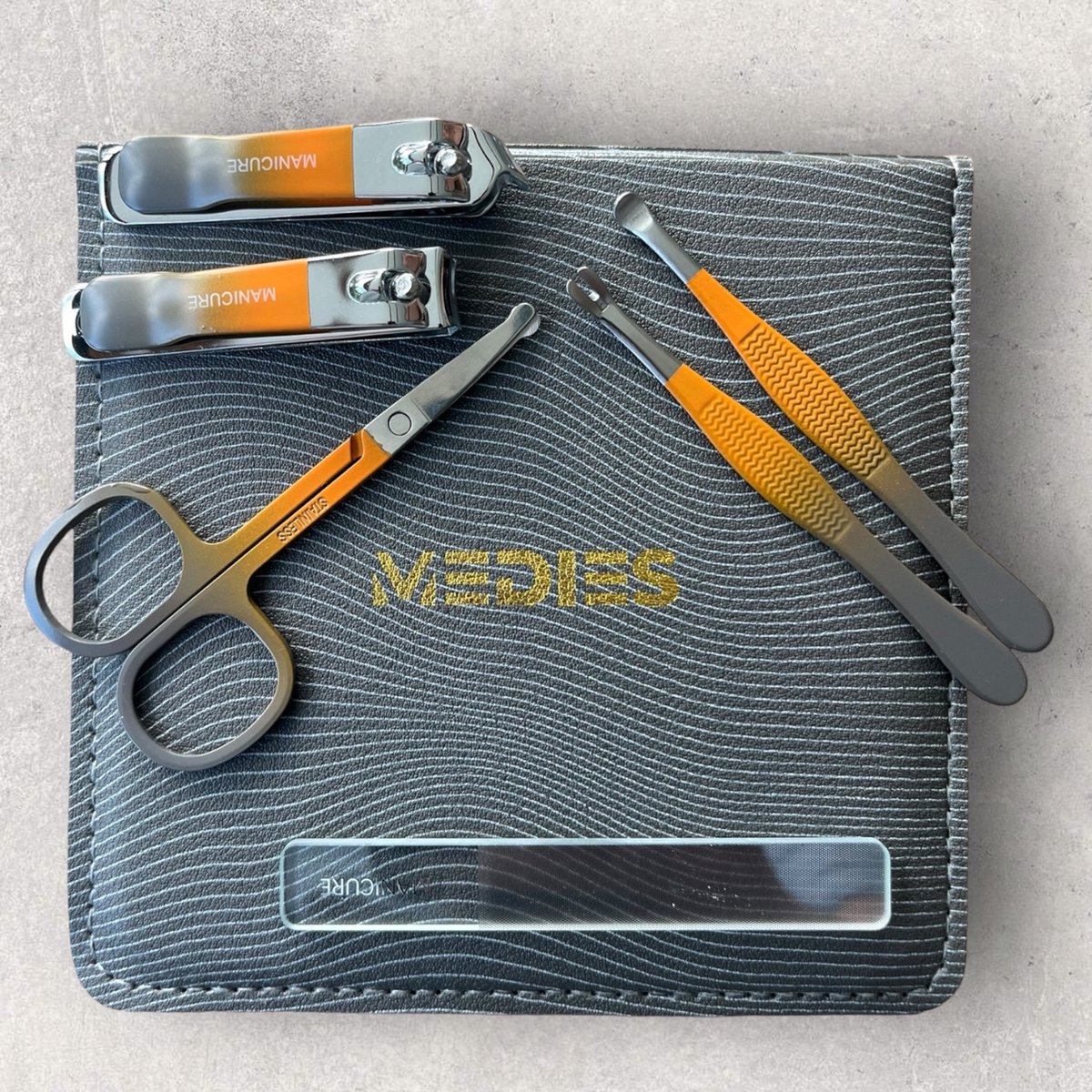 Goedkoopste Medies - beauty premium verzorgingset met lederen opberghoes | neusschaar | nano nagelvijl | schuine nagelknipper | nagelschaar | manicureset | vlakke nagelknipper | earpick - 6 delig