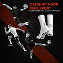 Een collage van atleten die sporten, met een paar witte sportsokken met logo en anti-slip zool.