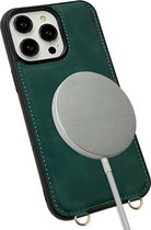 CaseMania Backcase hoesje geschikt voor iPhone 15 - Effen Groen - Kunstleer - met Nekkoord, Wallet en Spiegeltje
