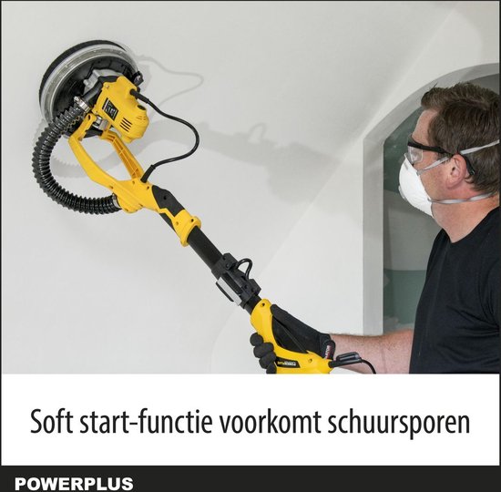Man met gele en zwarte schuurmachine met lange steel die een plafond schuurt.