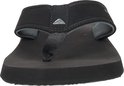 Zwarte Reef teenslipper met een brede, platte band en een dikke zool. Het Reef logo staat op de band.