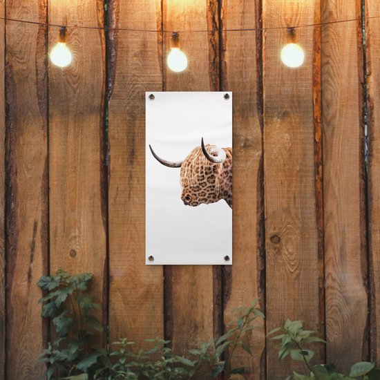 Tuinposter 30x60 cm - Tuindecoratie Schotse hooglander - Panter - Wit - Poster voor in de tuin - Buiten decoratie - Schutting tuinschilderij - Tuindoek muurdecoratie - Wanddecoratie balkondoek