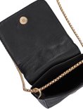 Open zwart Fred de la Bretoniere telefoontasje met leren voering en goudkleurige ketting.