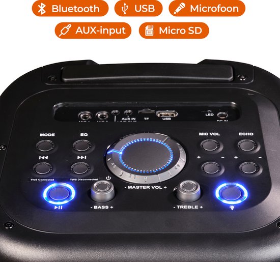 Bovenkant van een zwarte party speaker met knoppen, draaiknoppen, blauwe LED verlichting en input opties.