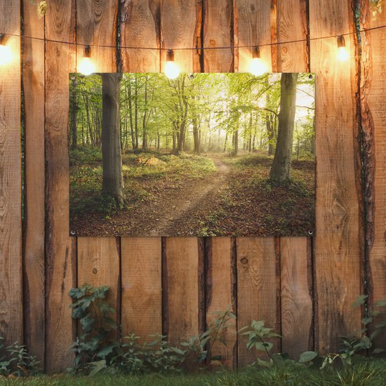 Decoratieve poster van een bos met pad, opgehangen aan een houten schutting.