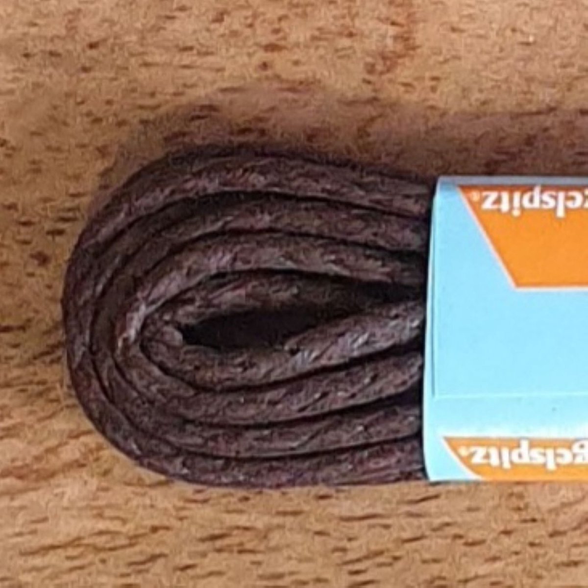 2.5 mm x 60 cm Ringpoint - donker bruin - 60 cm - Klassieke gewaxte medium dikke schoenveters van het duitse merk Ringelspitzen; de veters met het gouden ringetje op de nestel.