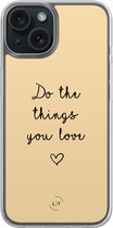 Hoesje geschikt voor iPhone 15 - Do the things you love - 2in1 backcover - Tekst - Geel - Leuke Telefoonhoesjes