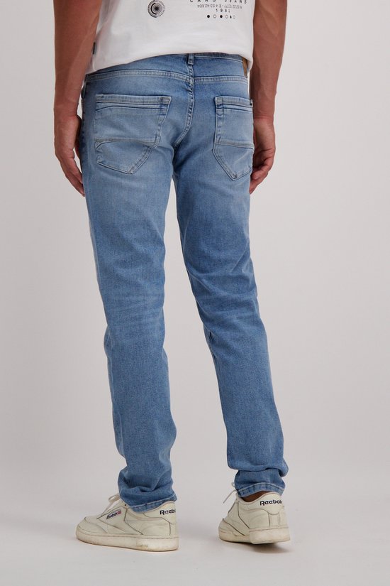 Man met lichtblauwe jeans, slim fit, zichtbaar van achteren, met lichte verouderde plekken.