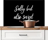 Spatscherm keuken 100x65 cm - Kookplaat achterwand Quotes - Salty but also sweet - Spreuken - Koken - Muurbeschermer - Spatwand fornuis - Hoogwaardig aluminium