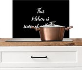 Spatscherm keuken 70x50 cm - Kookplaat achterwand Spreuken - Koken - Liefde - Quotes - This kitchen is seasoned with love - Muurbeschermer - Spatwand fornuis - Hoogwaardig aluminium