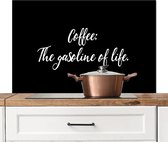 Spatscherm keuken 100x65 cm - Kookplaat achterwand Quotes - Koffie - Coffee: The gasoline of life - Spreuken - Muurbeschermer - Spatwand fornuis - Hoogwaardig aluminium