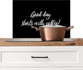 Spatscherm keuken 70x50 cm - Kookplaat achterwand Good day starts with coffee! - Quotes - Koffie - Spreuken - Muurbeschermer - Spatwand fornuis - Hoogwaardig aluminium