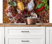 Spatscherm keuken 120x60 cm - Kookplaat achterwand Specerijen - Kruiden - Lepels - Zout - Bruin - Keuken - Muurbeschermer - Spatwand fornuis - Hoogwaardig aluminium