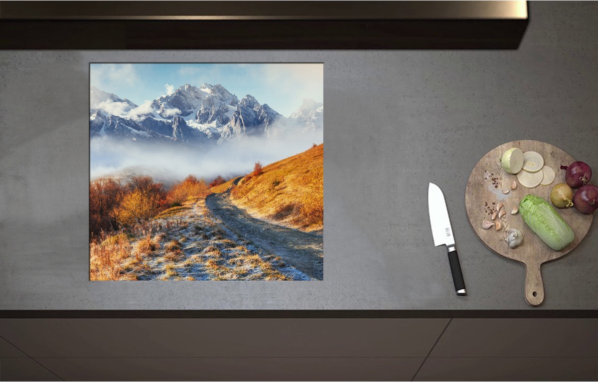 Inductieplaat Beschermer - Bergpad op Berg in de Wolken bij Sneeuwbergen - 59x55 cm - 2 mm Dik - Inductie Beschermer - Bescherming Inductiekookplaat - Kookplaat Beschermer van Zwart Vinyl