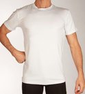Man met baard in een wit T-shirt met ronde hals en zwarte onderbroek.