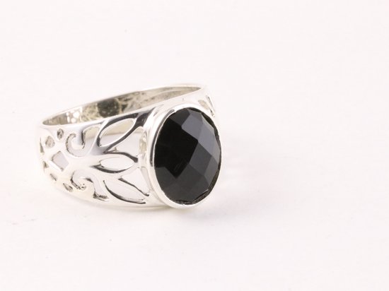 Opengewerkte zilveren ring met gefacetteerde onyx - maat 20