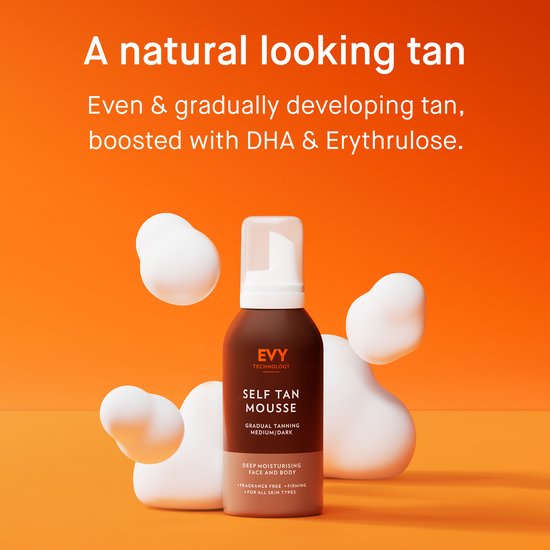 Bruine flacon EVY Self Tan Mousse Medium/Dark met witte pomp, omringd door witte abstracte vormen op oranje achtergrond.