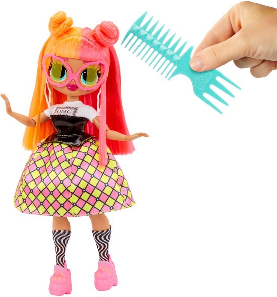 Fashiondoll met oranje-roze haar in knotjes en ruitjesrok, terwijl een hand een blauwe kam boven haar houdt.