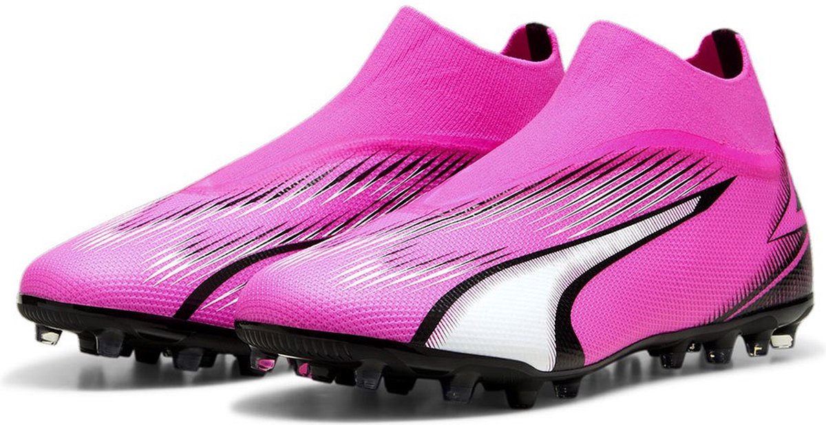 Puma Ultra Match+ LL MG voetbalschoenen in felroze met zwarte en witte accenten, ontworpen voor snelheid en balgevoel.