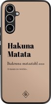 Casimoda® hoesje - Geschikt voor Samsung Galaxy A34 - Hakuna Matata - Zwart TPU Backcover - Tekst - Bruin/beige