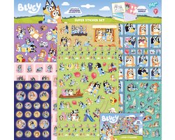 foto van Bluey stickers Totum XL super sticker set - knutselen educatief speelgoed junior - 38 x 36 cm 7 vellen incl. luxe stickers en extra spelletjes - Sint schoencadeau