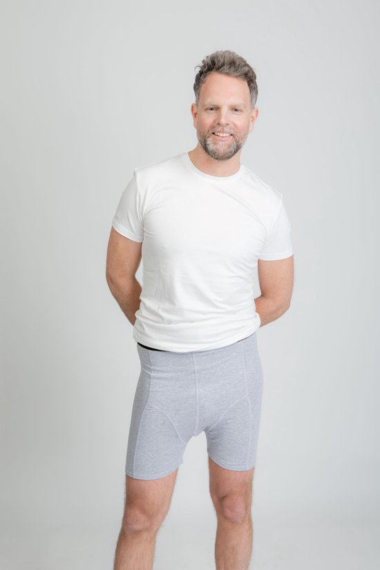 Man met grijze boxer met grijze elastische band met Yvanta-logo en een witte t-shirt.