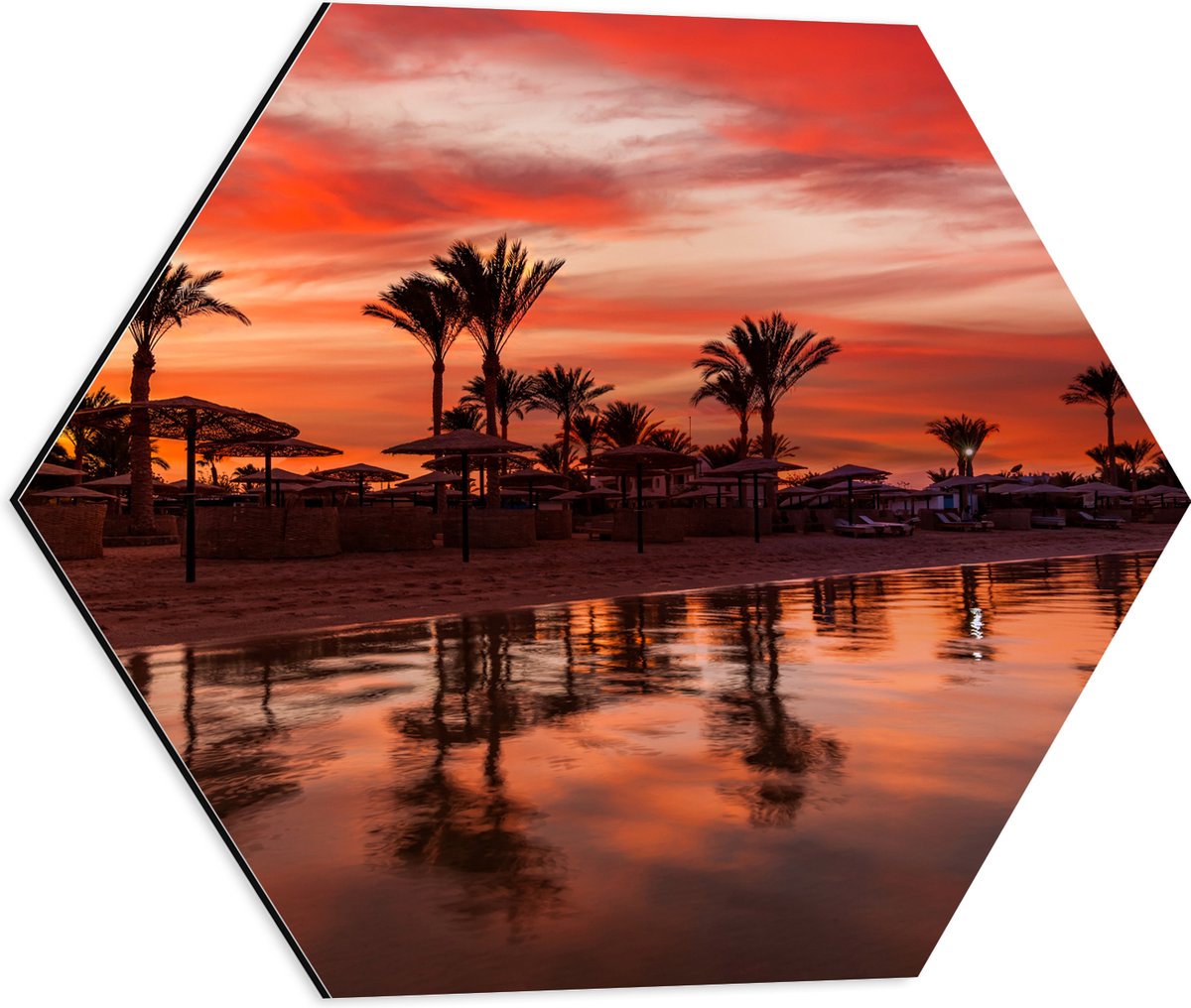 Dibond Hexagon - Strand - Zee - Zonsondergang - Parasols - Palmbomen - 50x43.5 cm Foto op